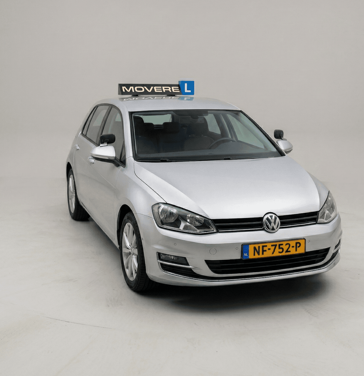 De lesauto van Movere rijschool — Volkswagen Golf met L-bord